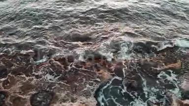 海浪<strong>撞击</strong>岩石海岸飞溅和创造白色泡沫的空中视图。 塞浦路斯日落<strong>时</strong>的落基海滩